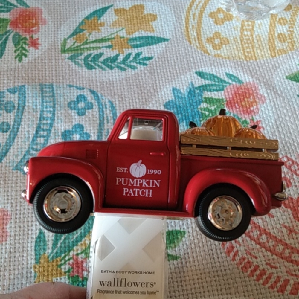 BNWT Bath & Body Fall Pumpkin truck light up plug in